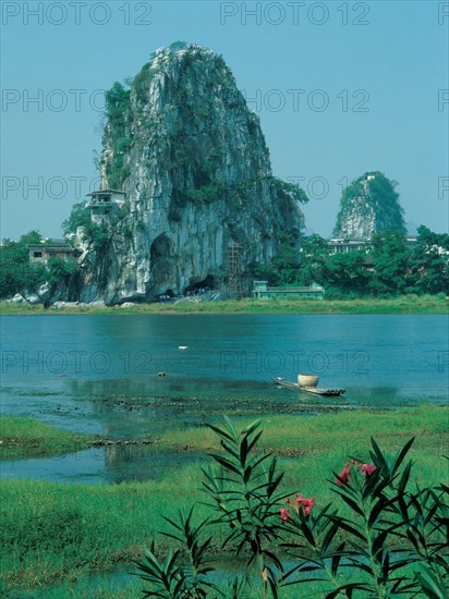 Falaise entourée d'eau, Chine