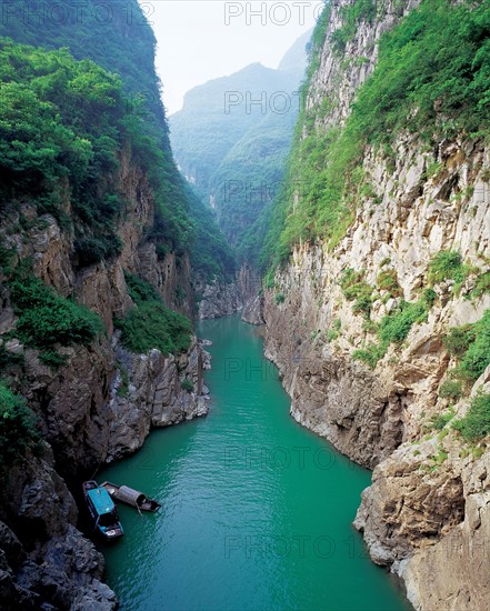 Ruisseau traversant la gorge Wu, une des Trois Gorges du fleuve Changjiang, Chine