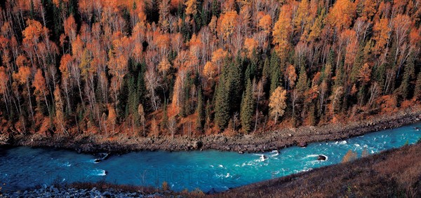La rivière Hemu du village Burqin, dans la région autonome du Xinjiang, Chine