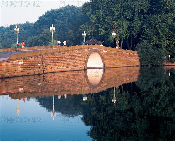 Pont sur le Lac de l'Ouest, Hangzhou, province du Zhejiang, Chine