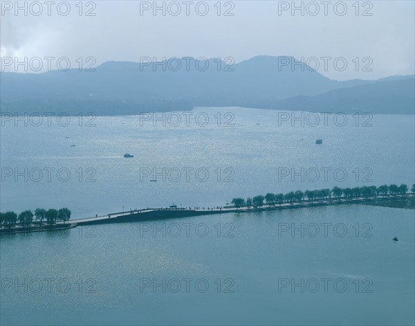 West Lake, Duanqiao Bridge, Hangzhou, Zhejiang, China