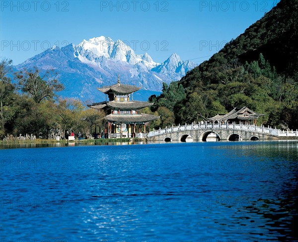 L'étang du dragon noir, à Lijiang, dans la province de Yunnan, Chine