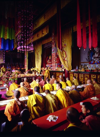 Moines étudiant dans l'enceinte des Huit Temples à Chengde en Chine