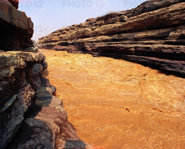 Le fleuve Jaune passant par la gorge de Hukou, Chine