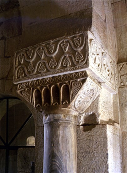 INTERIOR - CAPITEL VISIGOTICO DEL SIGLO VII
PROVINCIA, IGLESIA DE SAN PEDRO NAVE
ZAMORA