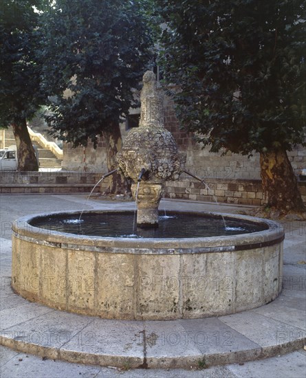 FUENTE CIRCULAR DE CUATRO CANOS
ESTELLA, EXTERIOR
NAVARRA

This image is not downloadable. Contact us for the high res.