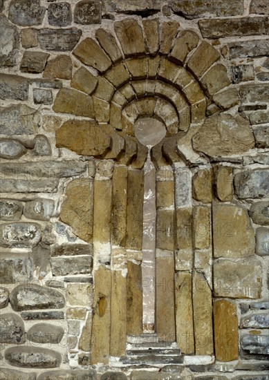 VENTANA DEL ABSIDE - ALTO MEDIEVAL
ASTIGARRIBI, IGLESIA DE SAN ANDRES
GUIPUZCOA