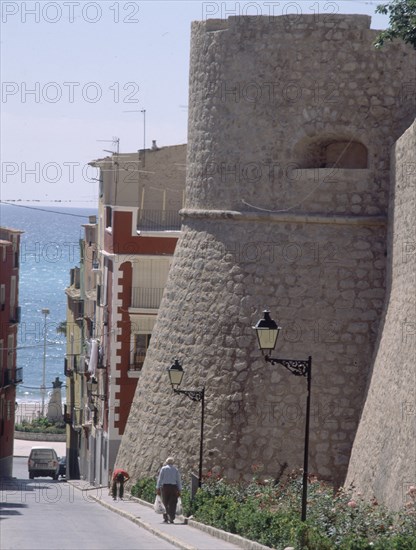 FORTALEZA MEDIEVAL - CALLE QUE BAJA AL PASEO MARITIMO
VILLAJOYOSA, EXTERIOR
ALICANTE