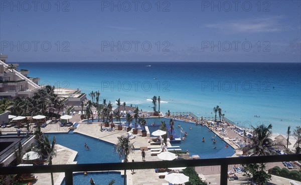 HOTEL AL BORDE DEL MAR - TURISTAS EN LAS PISCINAS
MIAMI-FLORIDA, EXTERIOR
EEUU

This image is not downloadable. Contact us for the high res.