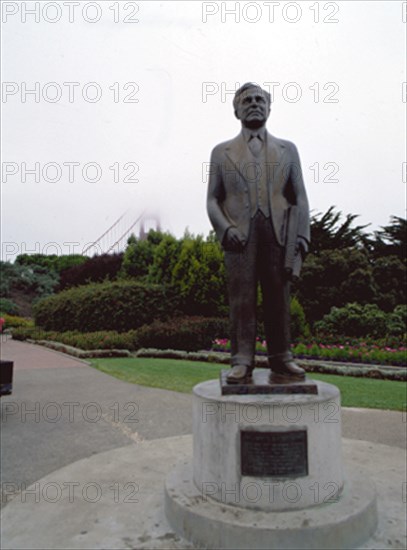 ESCULTURA DE JOSEPH STRAUSS INGENIERO DEL PUENTE GOLDEN GATE
SAN FRANCISCO-CALIFORNIA, PARQUE GOLDEN GATE
EEUU