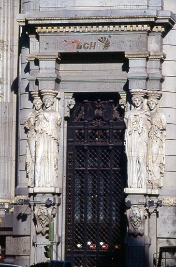 PALACIOS A/OTAMENDI J
EDIFICIO CONSTRUIDO EN 1918 SITUADO EN LA CALLE ALCALA ESQUINA A LA CALLE BARQUILLO - CARIATIDES
MADRID, BANCO CENTRAL-HISPANO
MADRID