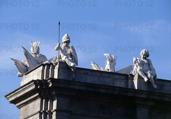 SABATINI FRANCESCO 1722/1797
REMATES DE LA PUERTA MONUMENTAL REALIZADOS POR ROBERTO MICHAEL Y FRANCISCO GUTIERREZ - 1778
MADRID, PUERTA DE ALCALA
MADRID