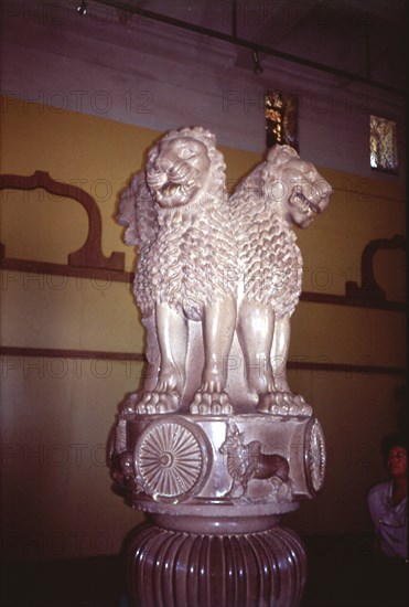 CAPITEL DE LOS LEONES- S III AC - (HOY EMBLEMA NACIONAL DE LA INDIA)-ERIGIDO POR EL EMPERADOR ASHOKA
SARNATH, MUSEO
INDIA

This image is not downloadable. Contact us for the high res.