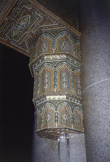 INTERIOR - SOPORTE DE MADERA DE CEDRO POLICROMADA QUE SUSTENTA LA GALERIA DE LAS MUJERES
CASABLANCA, MEZQUITA DE HASSAN II
MARRUECOS