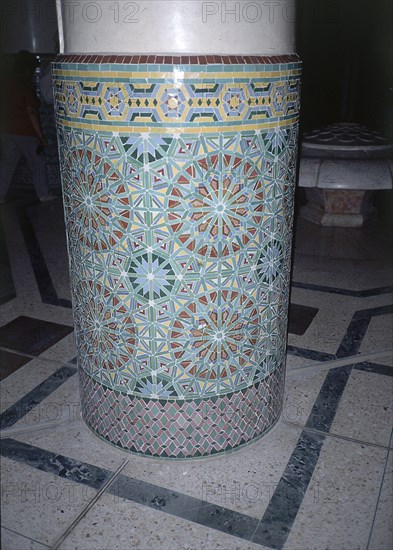 SALA DE LAS ABLUCIONES - DET DE UNA COLUMNA DECORADA CON ZELLIJ MOSAICO ALICATADO - S XX
CASABLANCA, MEZQUITA DE HASSAN II
MARRUECOS