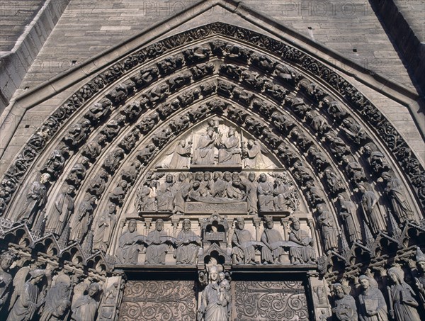 PORTICO DE LA VIRGEN 1210/20- detalle del timpano, que representa en los registros la dormicion y co
PARIS, NOTRE DAME
FRANCIA