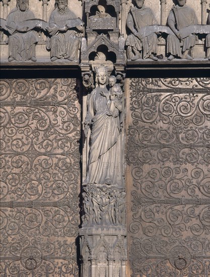 PORTICO DE LA VIRGEN 1210/20- detalle del parteluz,que representa a la Virgen hodigitria como nueva 
PARIS, NOTRE DAME
FRANCIA