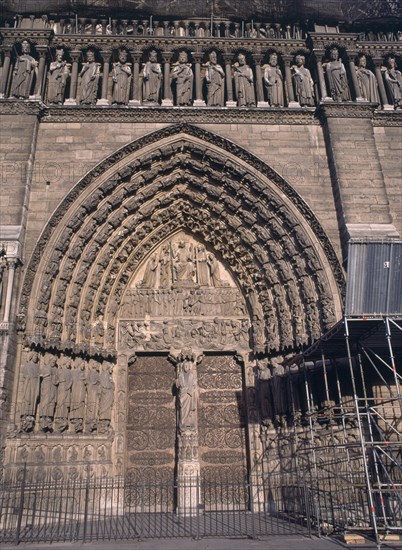 PORTICO DEL JUICIO FINAL 1220/30 Vista general de la portada y de la galeria de los Reyes en la part
PARIS, NOTRE DAME
FRANCIA