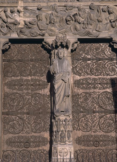 PORTICO DEL JUICIO FINAL 1220/30 Parteluz-Cristo bendiciendo con el libro de los 7 sellos,pisando al
PARIS, NOTRE DAME
FRANCIA