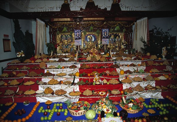 Un autel recouvert d'offrandes dans un temple, à l'occasion du festival hindou Diwali