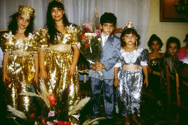 Jeune garçon venant d'être circoncis, ici avec ses soeurs