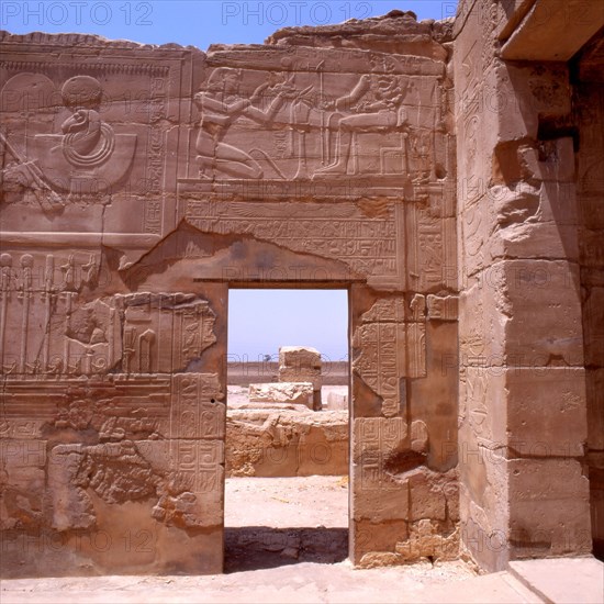 Gurnah, Temple of Seti I, hall of the barque of Amon, offering from the king to Montu