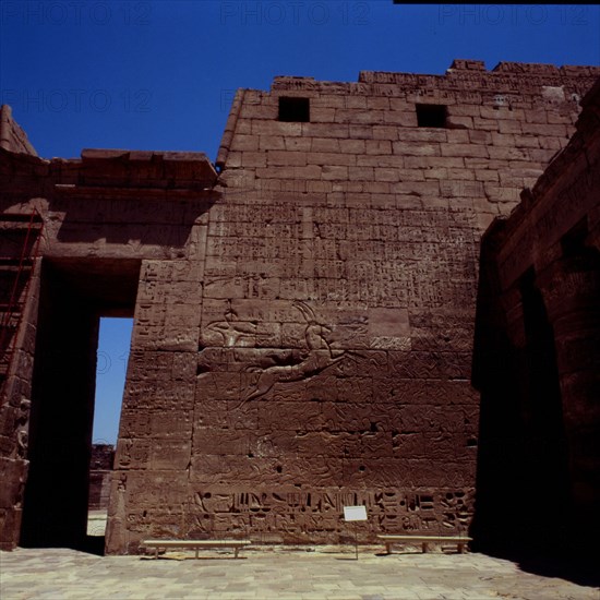Medinet Habu, Temple of Ramses III, first court, the king in his chariot routs the Libyans