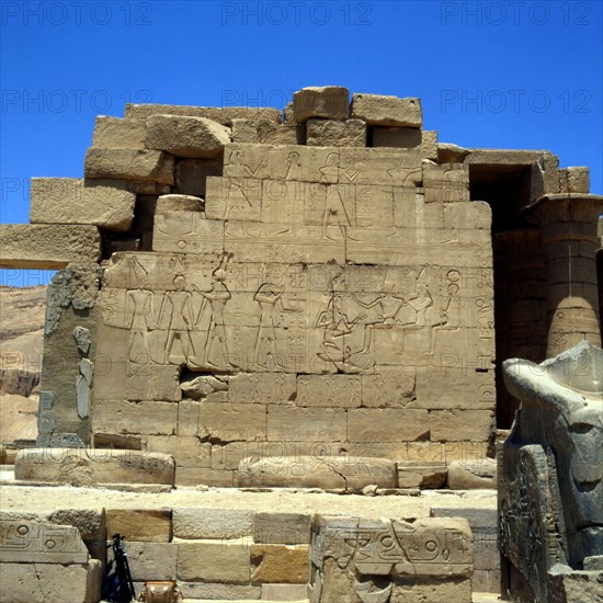 Ramesseum, Temple of Ramses II - south side of the wall of the entrance vestibule of the hypostyle hall -  Sed celebration scene - ascent to the king's temple and inscription on the staff of millions of years by Thoth in the presence of the Theban triad.