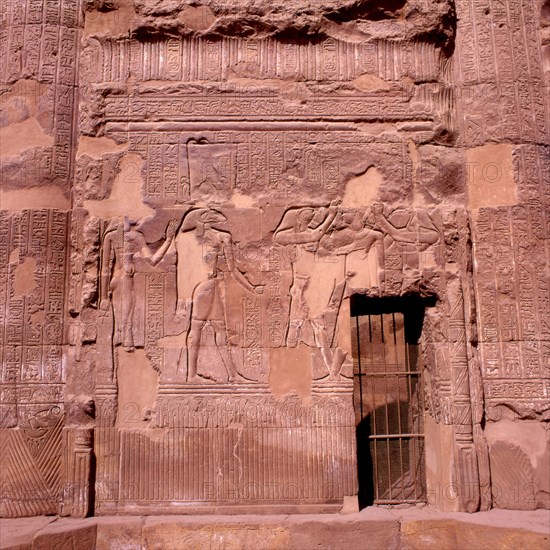 Esna, Bas-relief de la façade du temple