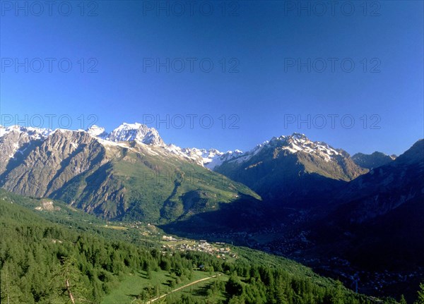 View from La Pousterle pass towards the white glacier, from Ailefroide to Yvret