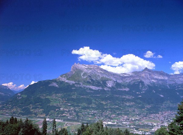 View from the road between Cupelin and La Cry (near Saint-Gervais), general view of the site