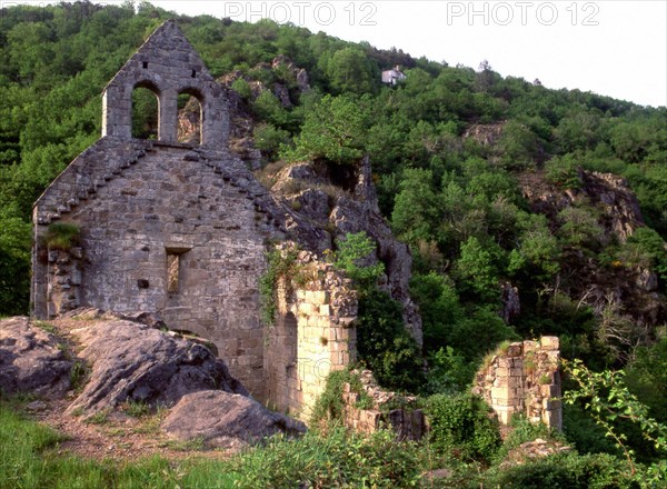 Limousin : les cascades de Gimel : ruines de la chapelle de saint-Etienne de Braguse