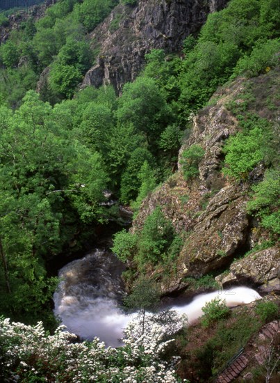 Limousin : les cascades de Gimel : vue du Belvédère en direction de la tête de la troisième cascade