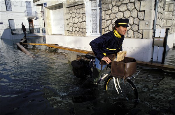 09/01/1994. INONDATIONS A SAINTES ET COURCOURY