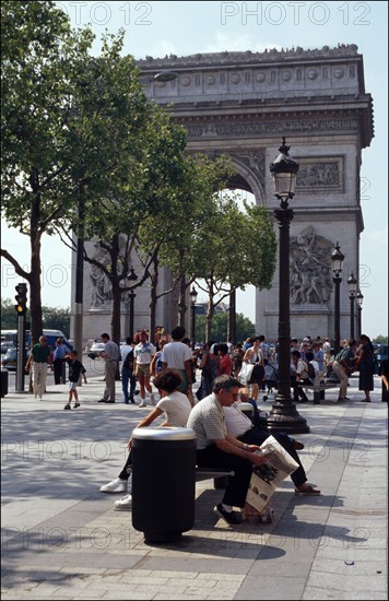 18/08/1995. LES CHAMPS-ELYSEES 24 H APRES L'ATTENTAT PLACE DE L'ETOILE