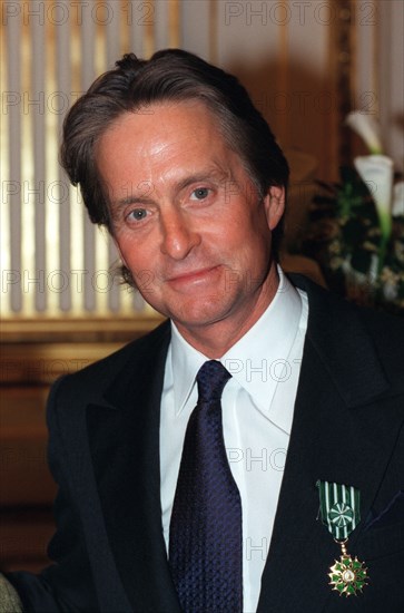 27/02/1998. M. DOUGLAS OFFICIER ORDRE ARTS + LETTRES