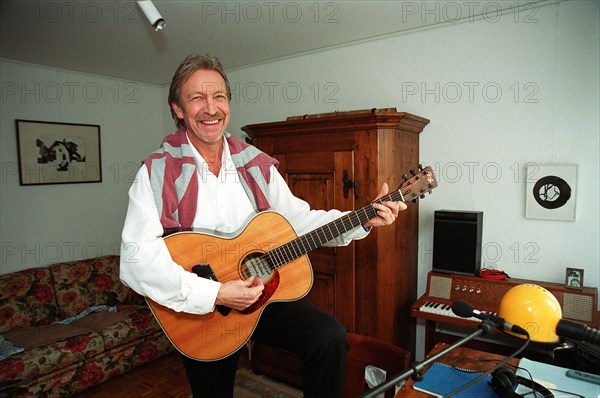 28/10/1999. CLOSE-UP HENRI DES CHEZ LUI, A ECHANDES PRES DE LAUSANNE