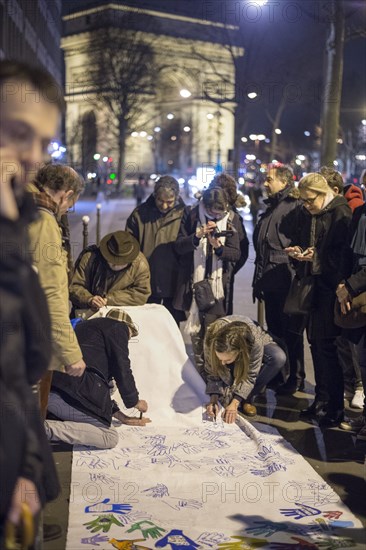 Manifestation de solidarité à l'égard du peuple danois devant l'ambassade du Danemark à Paris