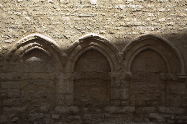 Provence531 Provence, Luberon, Apt, murs extérieurs de la Cathédrale Sainte Anne, été