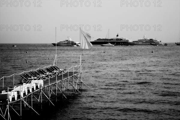 CoteAzur029 Cannes, la Croisette, plage et yachts dans la baie