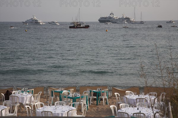 CoteAzur030 Cannes, la Croisette, plage et yachts dans la baie