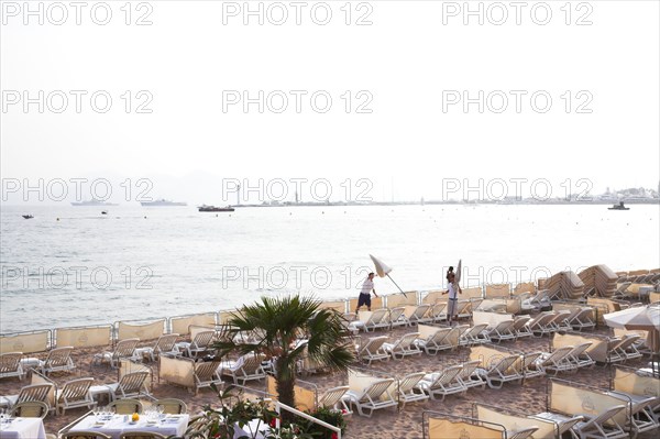 CoteAzur032 Cannes, la Croisette, plage et yachts dans la baie