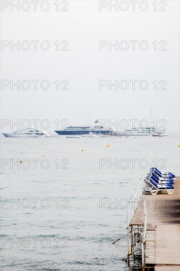 CoteAzur034 Cannes, la Croisette, plage et yachts dans la baie et le port, collines de l'Esterel