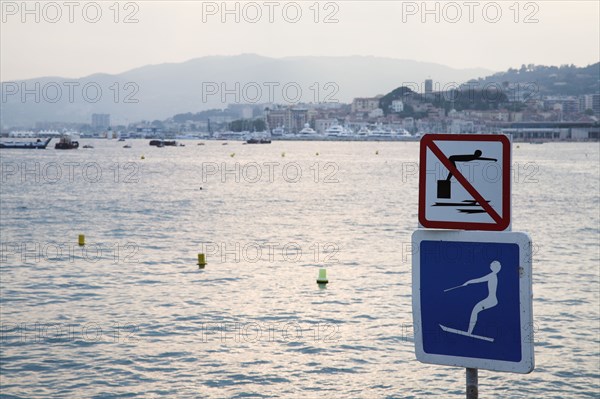 CoteAzur052 Cannes, la Croisette, la baie et le port, plage et panneaux signalétiques de plage, ski nautique, plongeon
