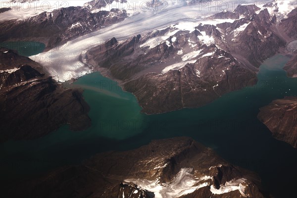 Groenland. Vue aérienne, côte sud-ouest près du Cap Farewell, terre du Roi Frédéric VI, (été 2008, 9000 m d'altitude) montagnes enneigées, glaciers, fjords et icebergs