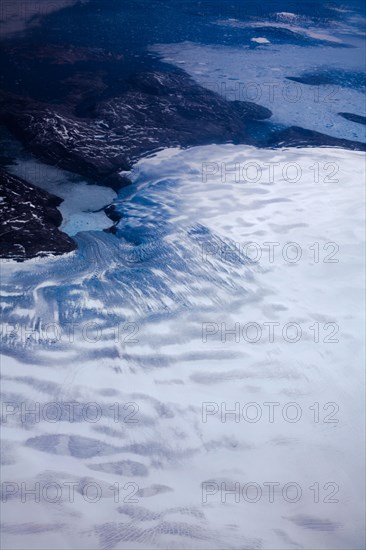 Groenland. Vue aérienne, côte sud-est près du Cap Farewell, terre du Roi Frédéric VI, (été 2008, 9000 m d'altitude) glaciers, fjords et icebergs