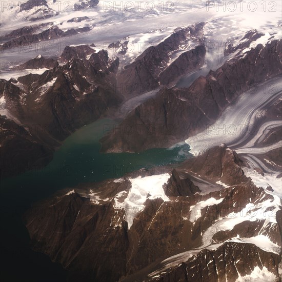 Groenland.  Vue aérienne, côte sud-ouest près du Cap Farewell, terre du Roi Frédéric VI, (été 2008, 9000 m d'altitude) montagnes enneigées, glaciers, fjords et icebergs
