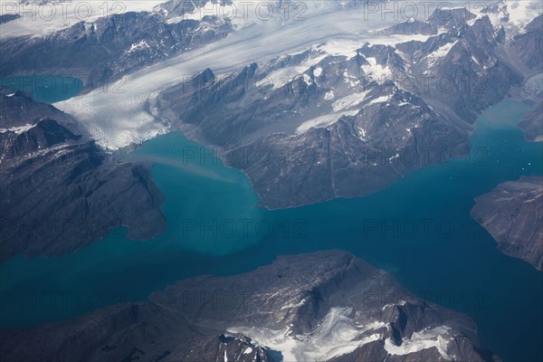 Groenland. Vue aérienne, côte sud-ouest près du Cap Farewell, terre du Roi Frédéric VI, (été 2008, 9000 m d'altitude) montagnes enneigées, glaciers, fjords et icebergs