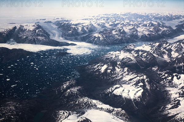 Groenland. Vue aérienne, côte sud-est près du Cap Farewell, terre du Roi Frédéric VI, (été 2008, 9000 m d'altitude) montagnes enneigées, glaciers, fjords et icebergs