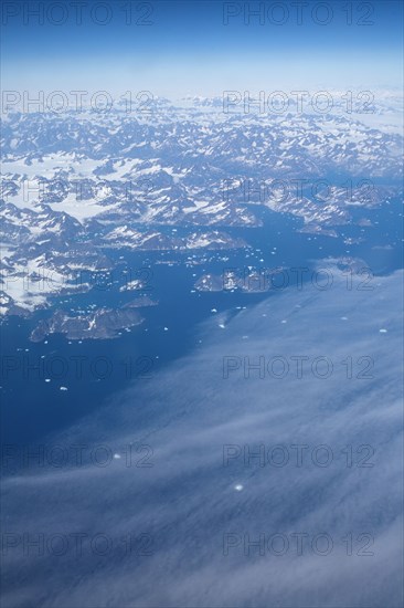 Groenland. Vue aérienne, côte sud-est près du Cap Farewell, terre du Roi Frédéric VI, (été 2008, 9000 m d'altitude) montagnes enneigées, glaciers, fjords, iles et icebergs